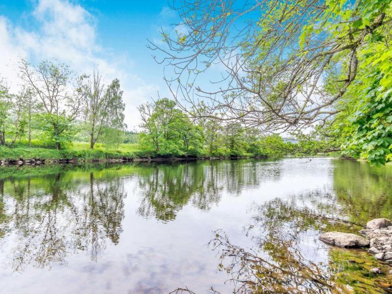 3 Bedroom Luxury Home, Hot Tub, Stunning Views Of Killin, Sitting On The River Dochart 外观 照片