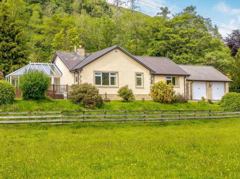 3 Bedroom Luxury Home, Hot Tub, Stunning Views Of Killin, Sitting On The River Dochart 外观 照片