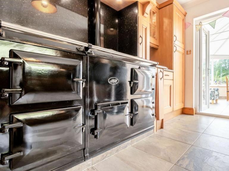 3 Bedroom Luxury Home, Hot Tub, Stunning Views Of Killin, Sitting On The River Dochart 外观 照片