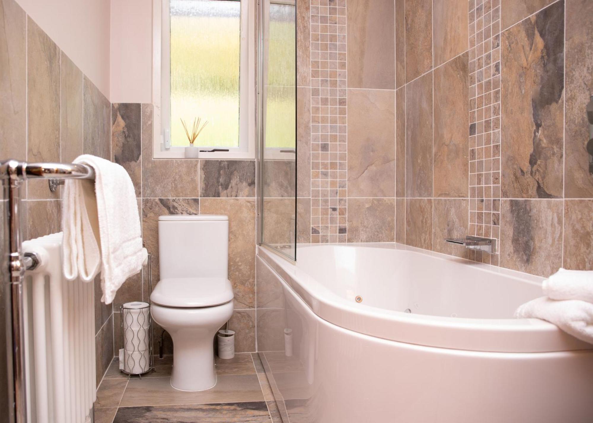 3 Bedroom Luxury Home, Hot Tub, Stunning Views Of Killin, Sitting On The River Dochart 外观 照片